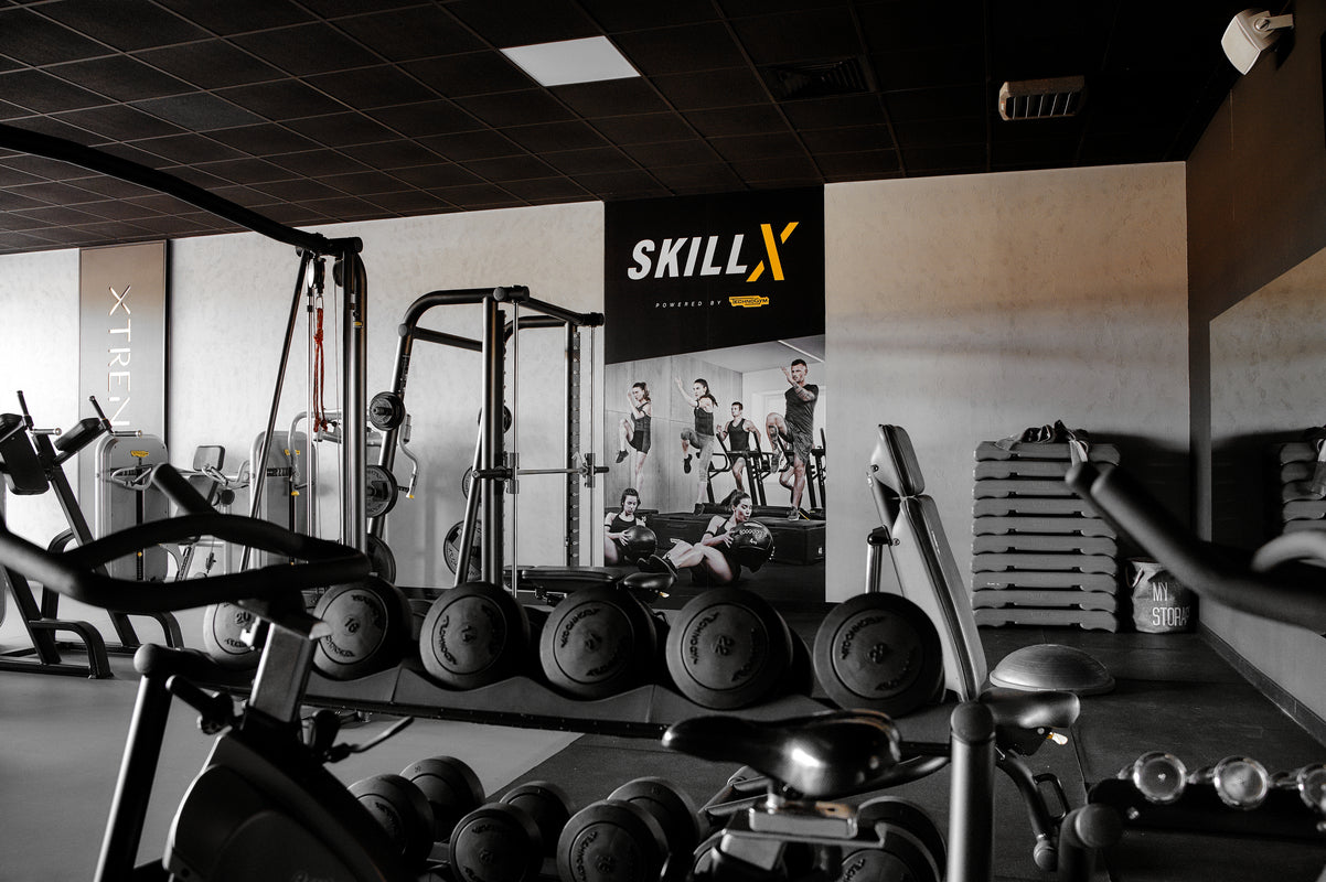 W strefie wolnych ciężarów znajdziesz sztangi, kettlebell oraz hantelki różnych rozmiarów.
